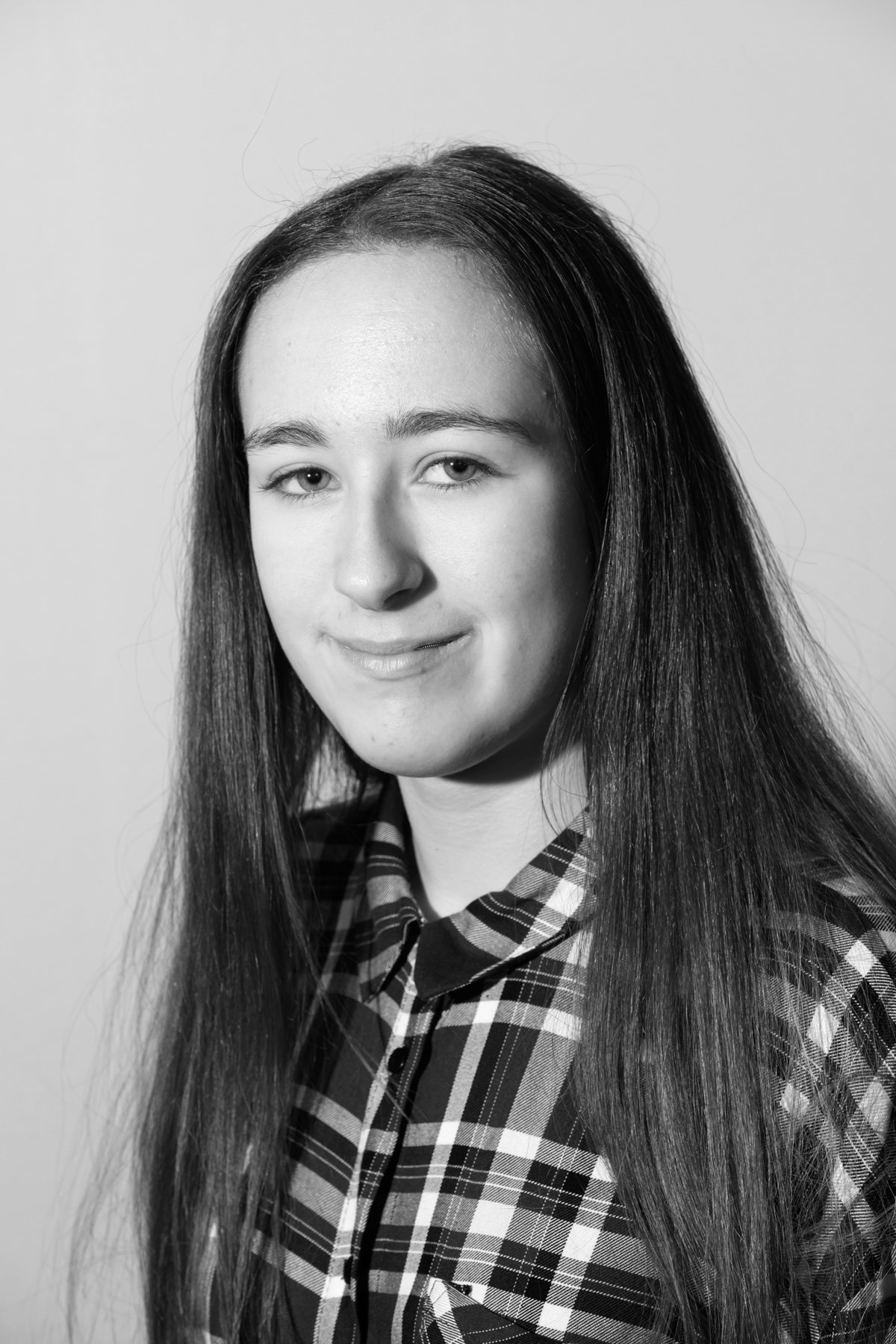 Ellie Goldwater plays Lisa. She has been acting since she was 14. Her favourite thing about Hunt is the interesting dynamic between characters and the way they interact. Ellie loves that joining TRY has created friendships for her.
