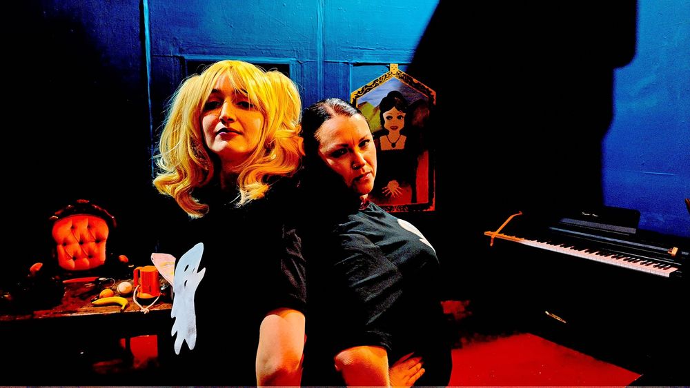 Lonnie (Megan Smeaton) and Ronnie (Lauren Elliott)